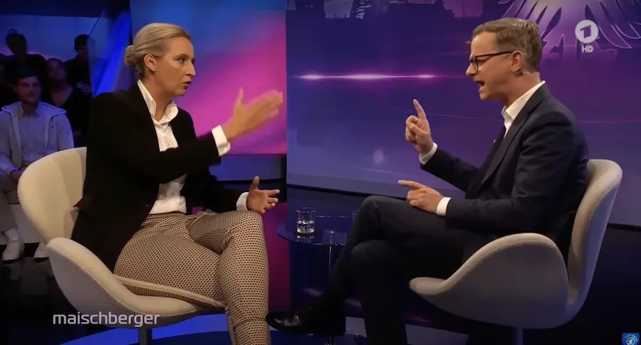 Ein Lkw steht an der kanadisch-amerikanischen Grenze